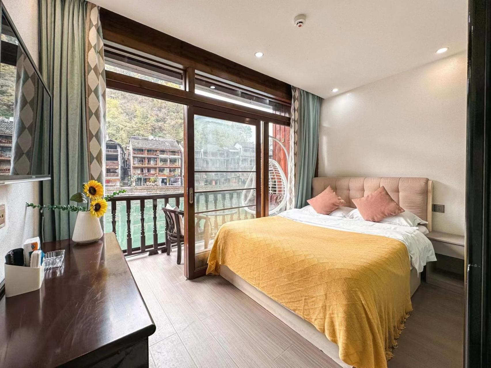 Fenghuang Ancient Town Lazy Cat Riverside Inn Dış mekan fotoğraf