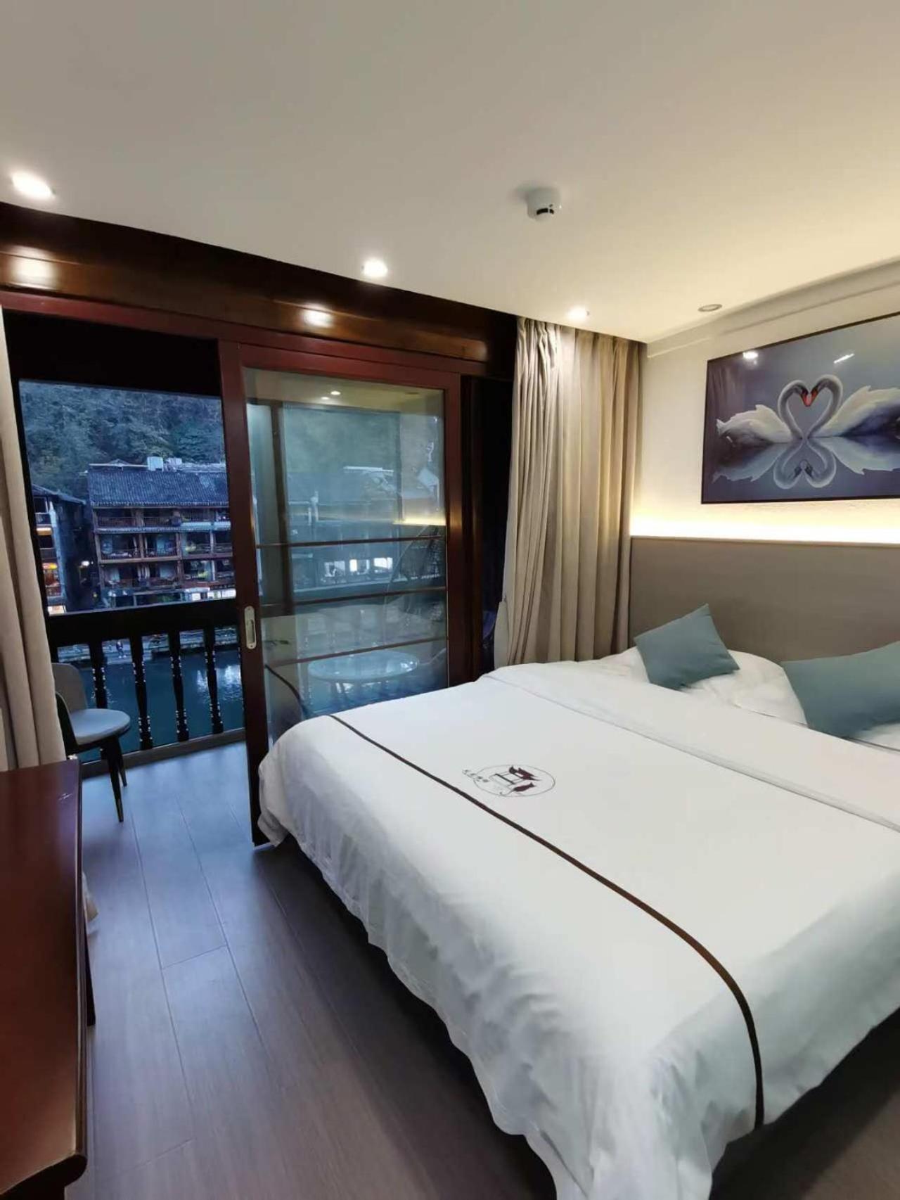 Fenghuang Ancient Town Lazy Cat Riverside Inn Dış mekan fotoğraf